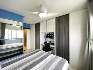 Foto de um quarto com cama e armários em um imóvel.