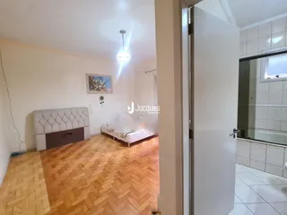 Sala de estar com piso de madeira clara.