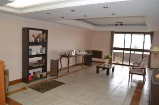 Sala de estar com piso de madeira e estantes de madeira.