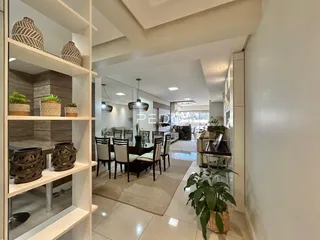 Imagem de uma sala de jantar e área de estar em um imóvel no Brasil.