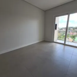 Foto de um cômodo interno com paredes brancas e piso claro.