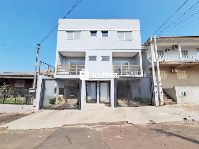 Fachada de um prédio residencial branco com varandas em Lajeado, Brasil.