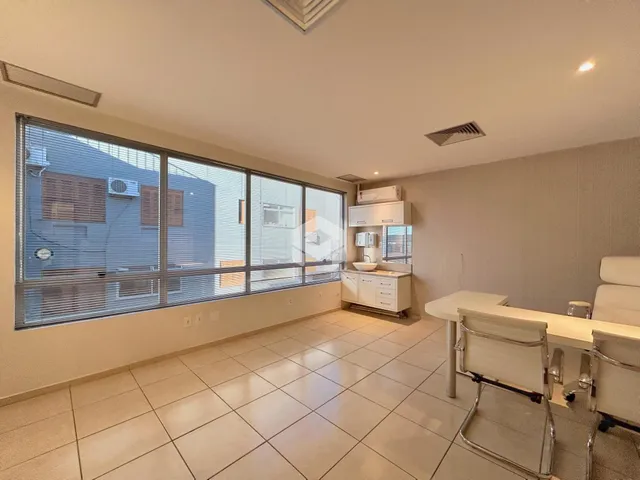 Sala de estar com piso de cerâmica e grande janela.
