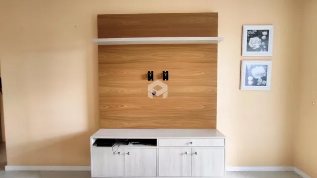 Parede com painel de madeira e decoração em ambiente interno.