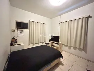 Quarto com cama e janela em um imóvel.