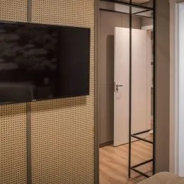 Sala de estar com televisão montada na parede em um imóvel.