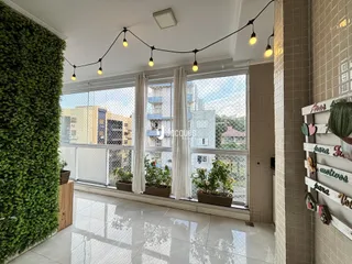 Vista interna de um ambiente com grande janela e jardim na Lajeado.