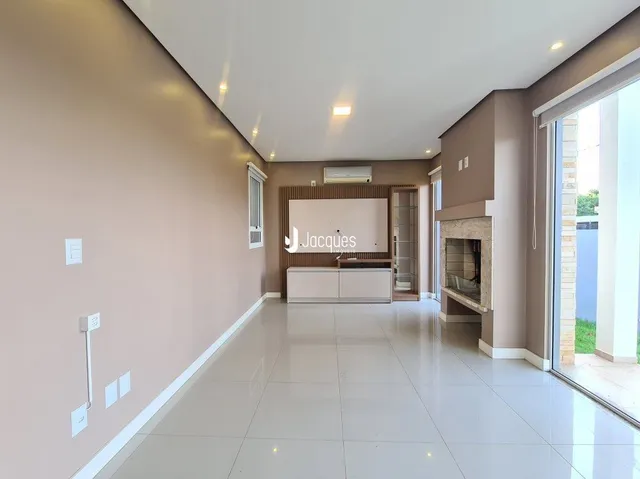 Hall de entrada com piso de cerâmica claro.