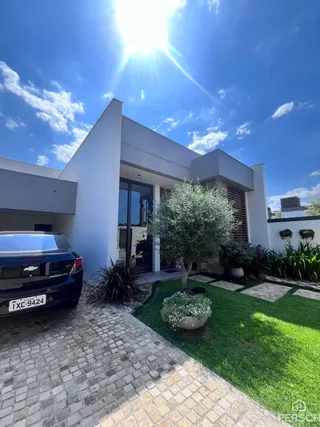 Fachada moderna de uma residência em Lajeado, Brasil, com paisagismo e área externa.