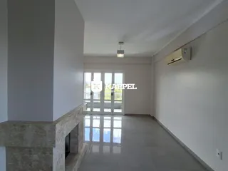 Hall de entrada com piso de cerâmica e porta de vidro.