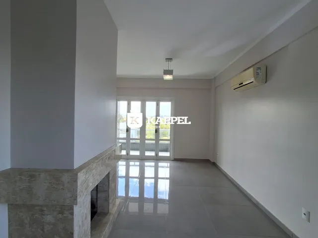 Hall de entrada com piso de cerâmica e porta de vidro.