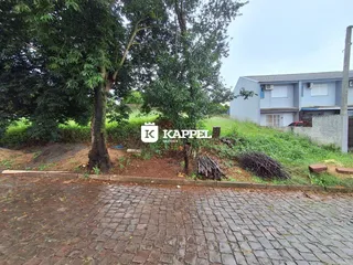 Fachada de uma residência em Lajeado, Brasil, com vegetação abundante ao redor.
