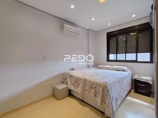 Quarto com cama e parede clara em imóvel no Brasil.