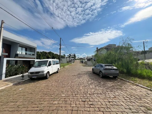 Vista externa de uma rua pavimentada com casas em Lajeado, Brasil.