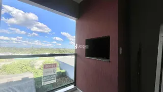 Vista da paisagem externa através da janela da propriedade.