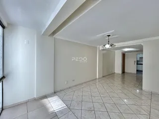 Corredor com piso de cerâmica e paredes brancas.