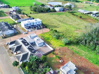 Vista aérea de uma propriedade residencial com área verde ao redor em Lajeado, Brasil.