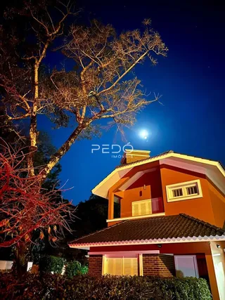 Fachada de uma casa em Lajeado, Brasil, à noite.