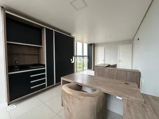 Foto de uma cozinha moderna com armários escuros e piso claro.