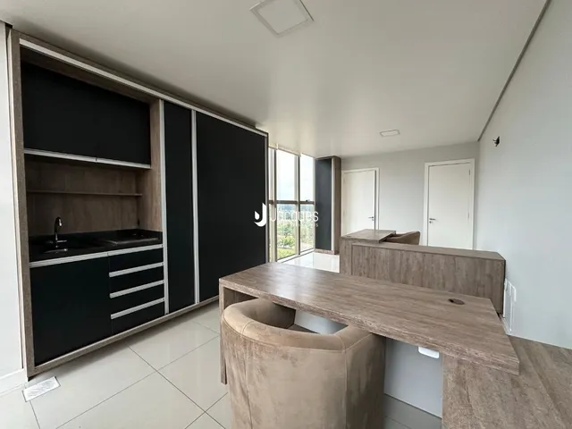 Foto de uma cozinha moderna com armários escuros e piso claro.