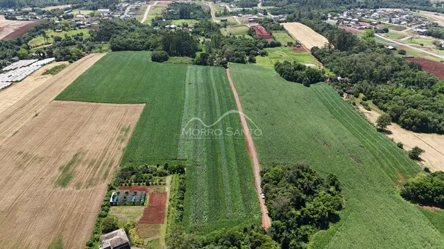 Vista aérea de campos agrícolas e vegetação em uma propriedade em Lajeado.
