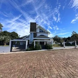Fachada de uma casa residencial em Lajeado, Brasil.