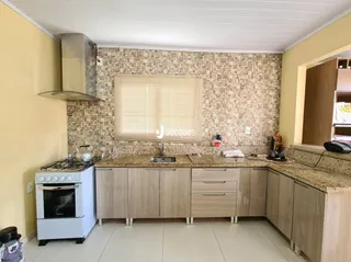 Cozinha com armários de madeira e revestimento de azulejo.