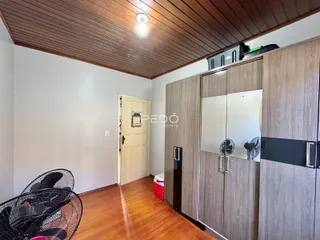 Hall de entrada com piso de madeira e armário embutido.