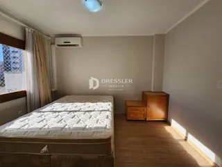 Quarto com cama e janela em um imóvel no Brasil.