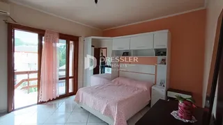 Quarto com porta de vidro e armário em um apartamento em Lajeado.