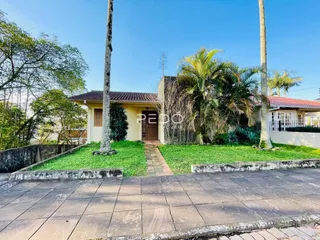 Fachada de uma casa em Lajeado, Brasil, com jardim e calçada.
