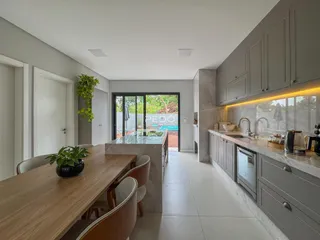 Vista da cozinha e sala de jantar de um imóvel em Lajeado.