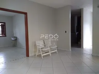 Interior de um espaço com piso de cerâmica e uma abertura de porta.