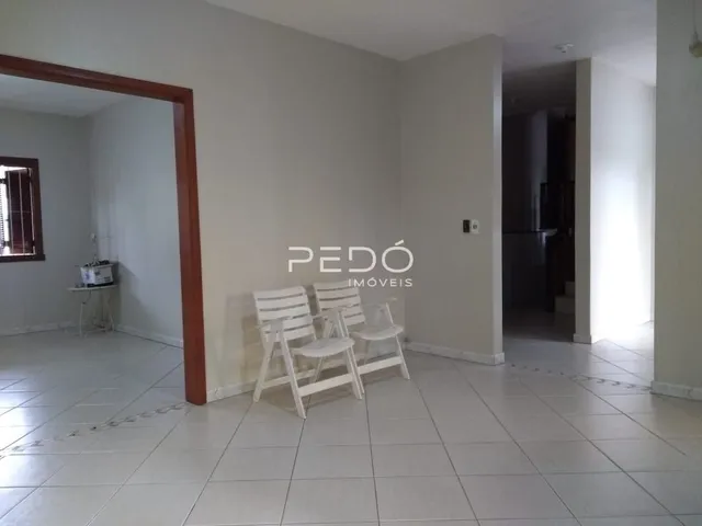 Interior de um espaço com piso de cerâmica e uma abertura de porta.
