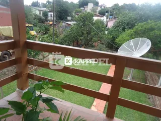 Vista da varanda com grade de madeira em uma propriedade em Lajeado.