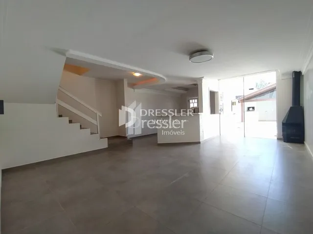 Interior de uma sala com escadaria em um imóvel em Lajeado.