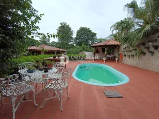 Vista externa de uma área de piscina e jardim em Lajeado, Brasil.