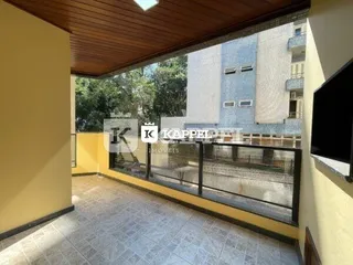 Vista de um corredor com piso de cerâmica e teto de madeira.
