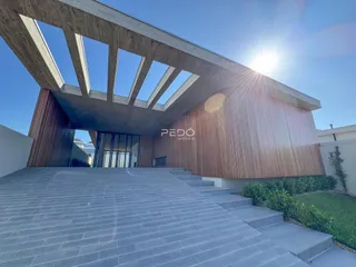 Fachada moderna de uma residência em Lajeado, Brasil, com revestimento de madeira e telhado angular.