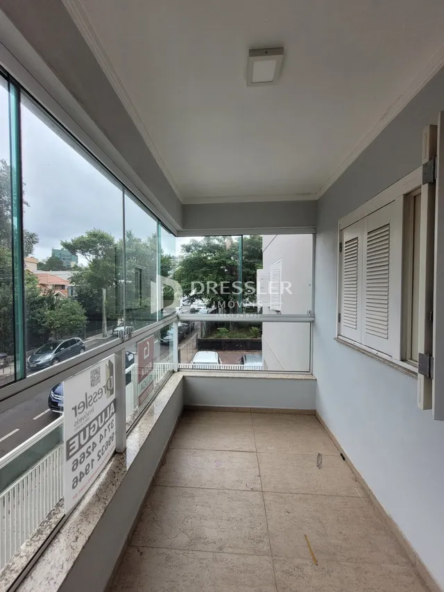 Vista interna de um ambiente com grande janela em um imóvel em Lajeado.