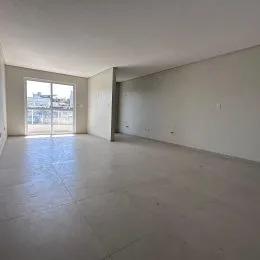 Vista interna de um ambiente amplo e vazio.