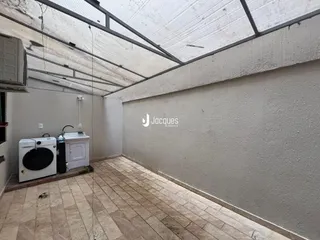 Imagem de um ambiente interno com piso de cerâmica e estrutura de teto exposta.