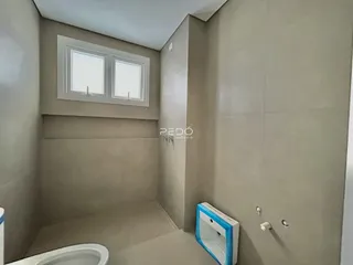 Foto de um ambiente interno com janela em um imóvel.