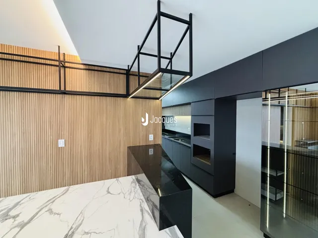 Interior moderno com piso de mármore e área de cozinha em Lajeado.