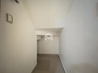 Vista do corredor interno de uma residência.