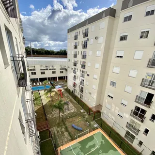 Vista do pátio e área de lazer de um condomínio residencial em Lajeado.