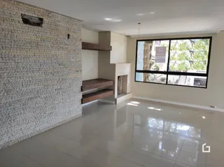 Ambiente interno com parede texturizada e piso claro.