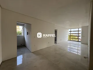 Hall de entrada com piso claro e paredes brancas em um imóvel.