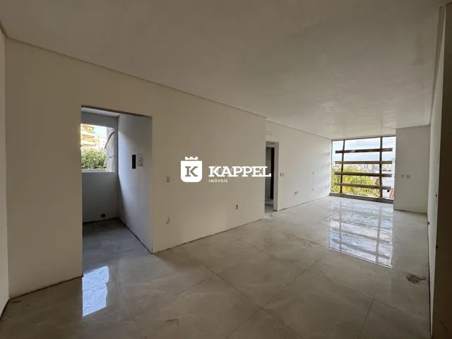 Hall de entrada com piso claro e paredes brancas em um imóvel.
