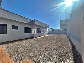Fachada de uma residência em Lajeado, Brasil, com área externa de cascalho.